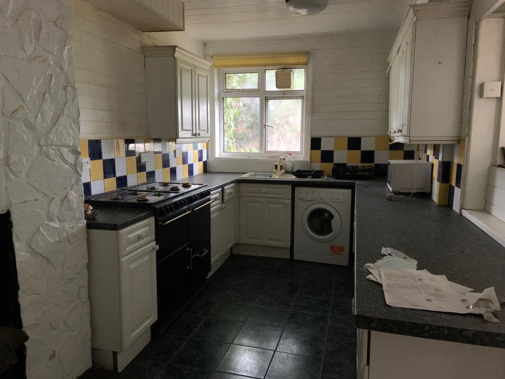 Lot: 41 - TERRACE HOUSE IN NEED OF REPAIR - Kitchen